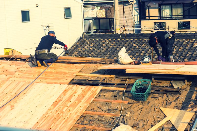 屋根の土台を作る職人たち